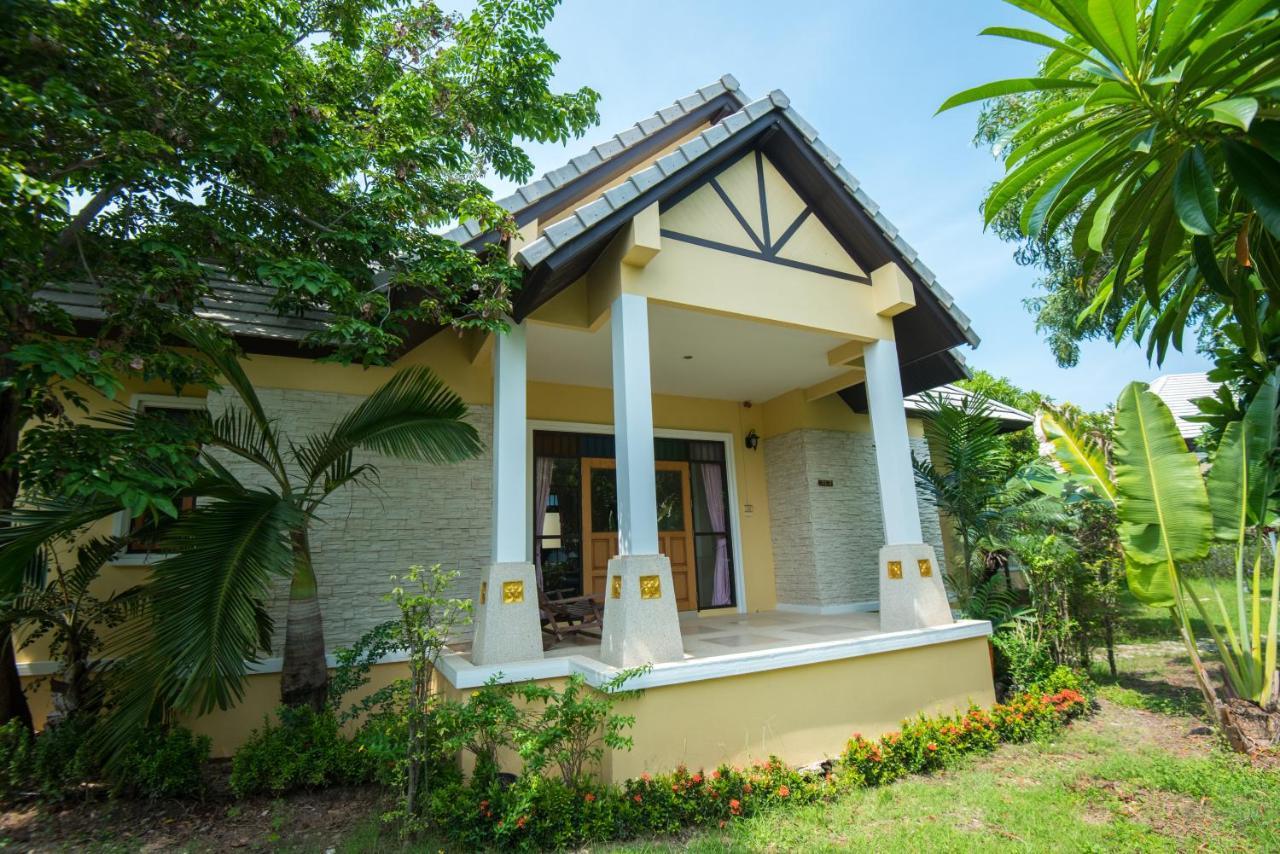 Baan Talay See Cream Resort Samut Songkhram Exteriör bild